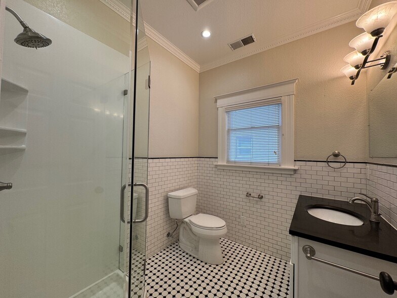 Building Photo - 2514 Central Ave