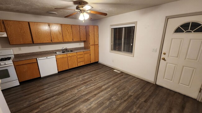 Building Photo - 2 bed 1.5 bath unit in the Meadows