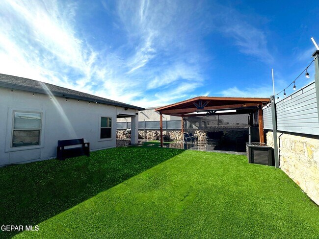 Building Photo - 14529 Petralia Ave