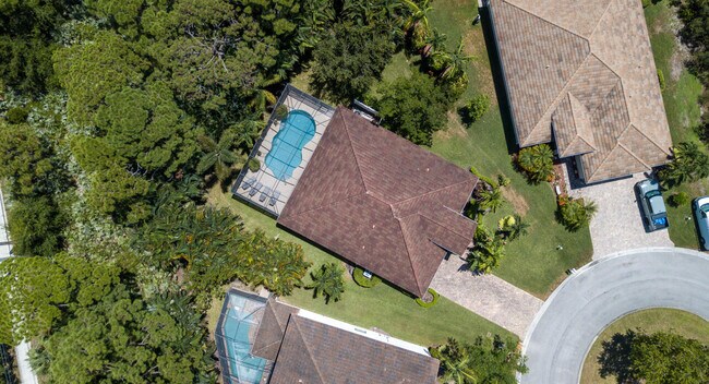 Building Photo - 521 NE Abaca Way