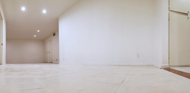 Building Photo - 3 bedroom in Van Nuys CA 91406