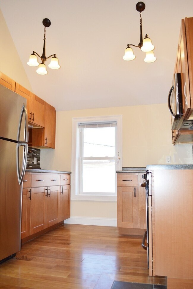 Building Photo - 220 North Ave