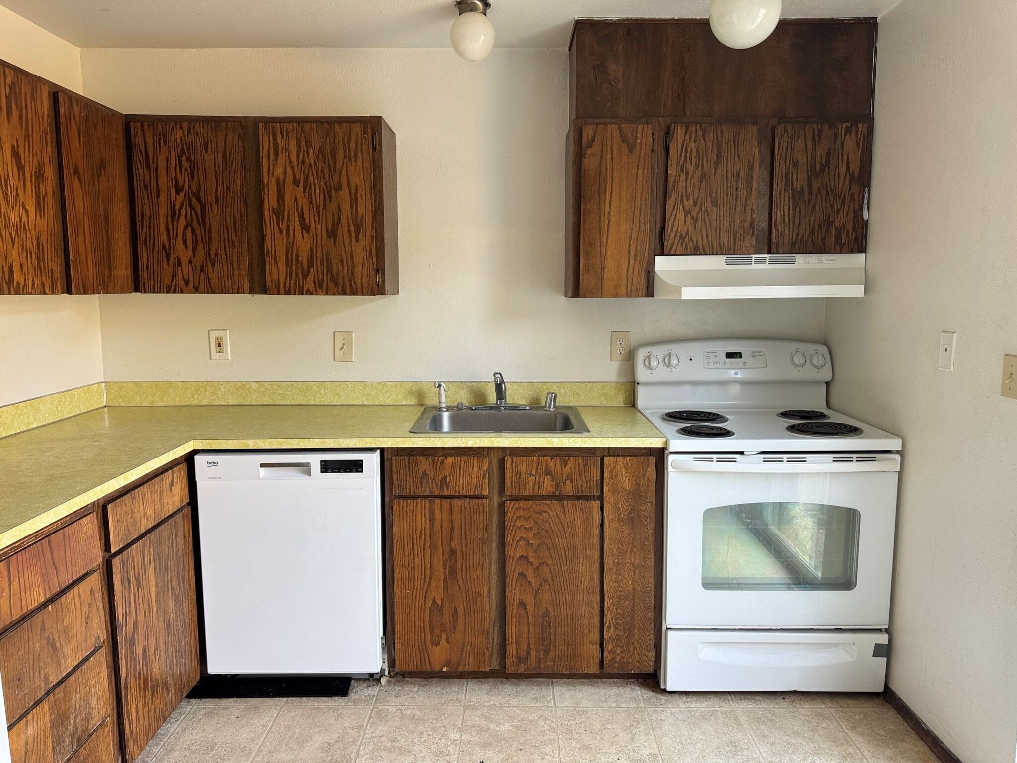 Building Photo - 675 SW Harrier Cir