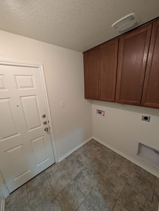 Building Photo - 4/2 in West Village at Creekside / Fenced ...