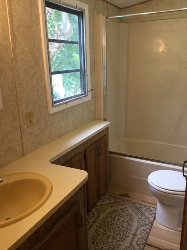 Building Photo - 2 Bedroom 1 Bath Home Located in Seaside R...