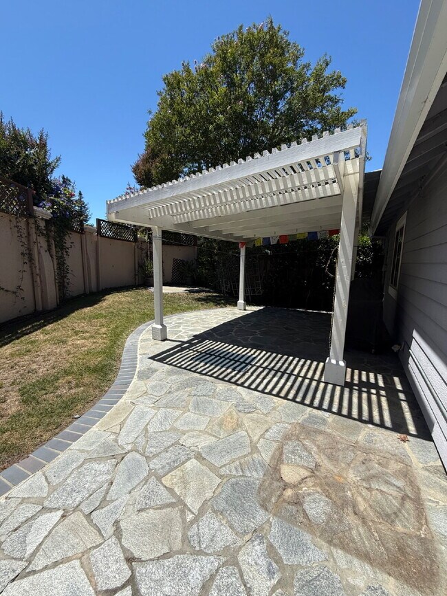 Building Photo - Beautiful 3-Bedroom 2 bathroom in the Heart of Pleasanton!
