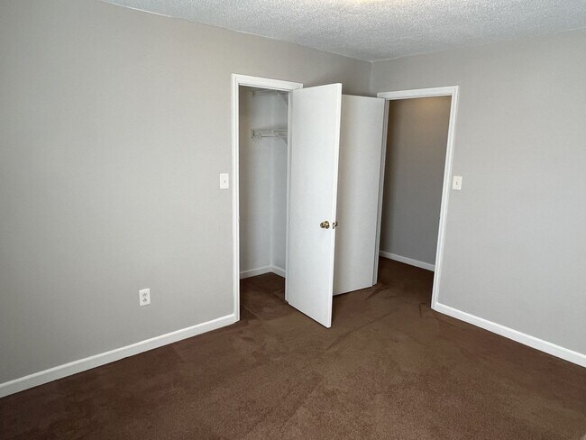 Building Photo - COMING SOON!!!  Spacious 2 Bed, 1 Bath Minutes from Uptown