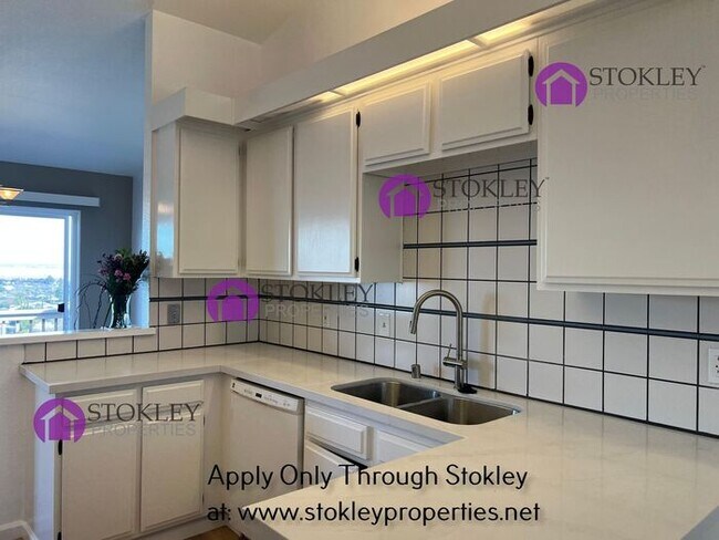 Building Photo - 523 Bustos Pl