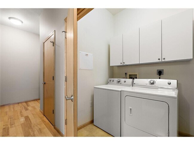 Building Photo - 270 4th St E