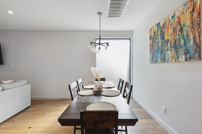 Building Photo - 4305 Roseland Ave