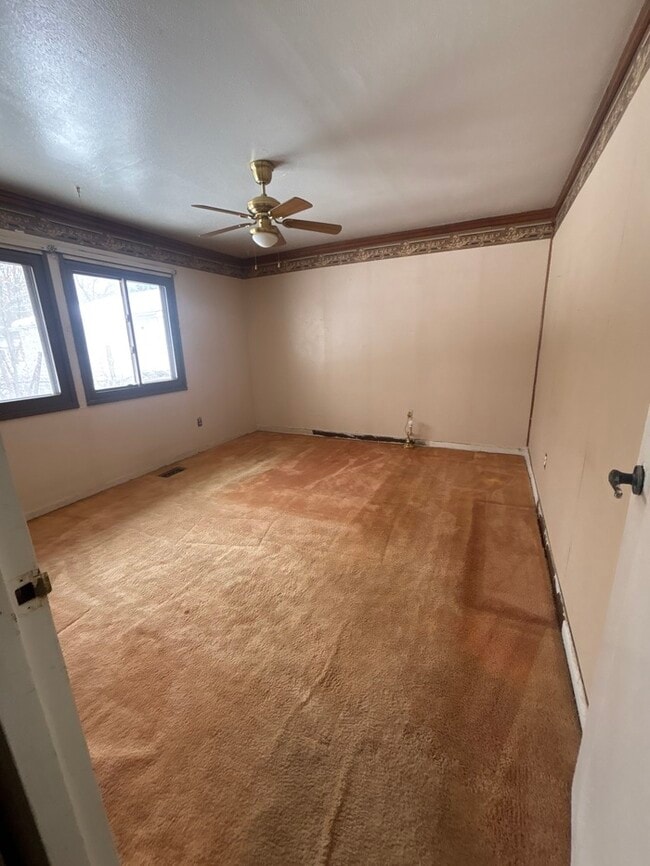 Building Photo - 4 bed 1 bath