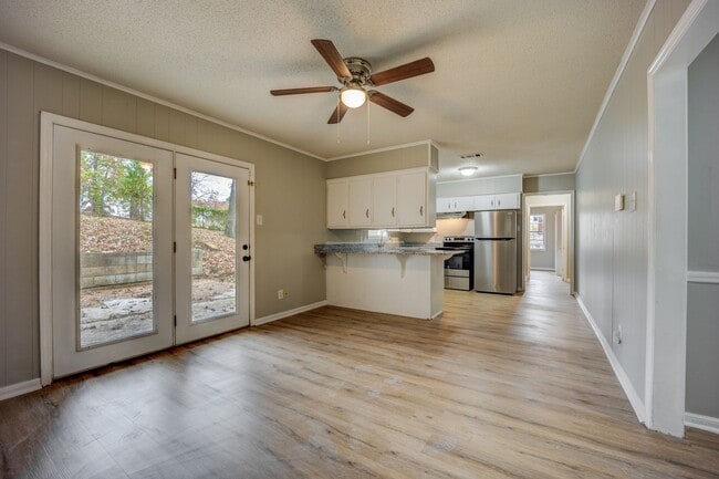 Building Photo - Freshly Updated 3 Bedroom House