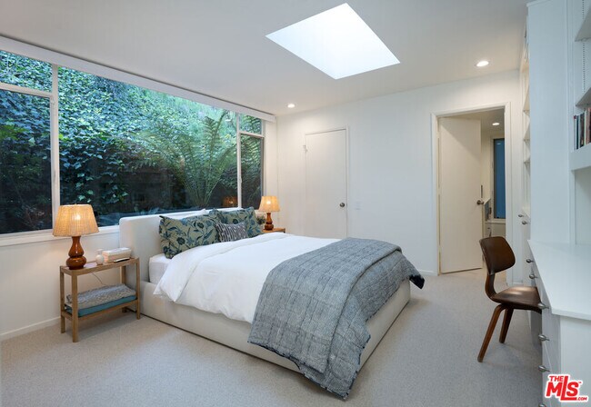 Building Photo - 1121 Loma Vista Dr