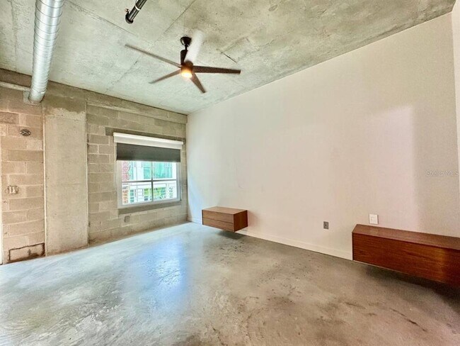 Building Photo - 1212 E Whiting St