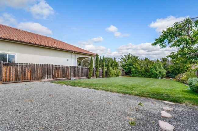 Building Photo - Rare 2 Bed 1 Bath Home with Huge Private Backyard