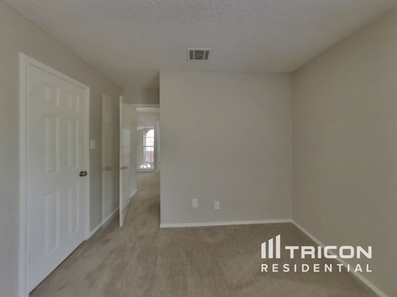 Building Photo - 1806 Aster Pass