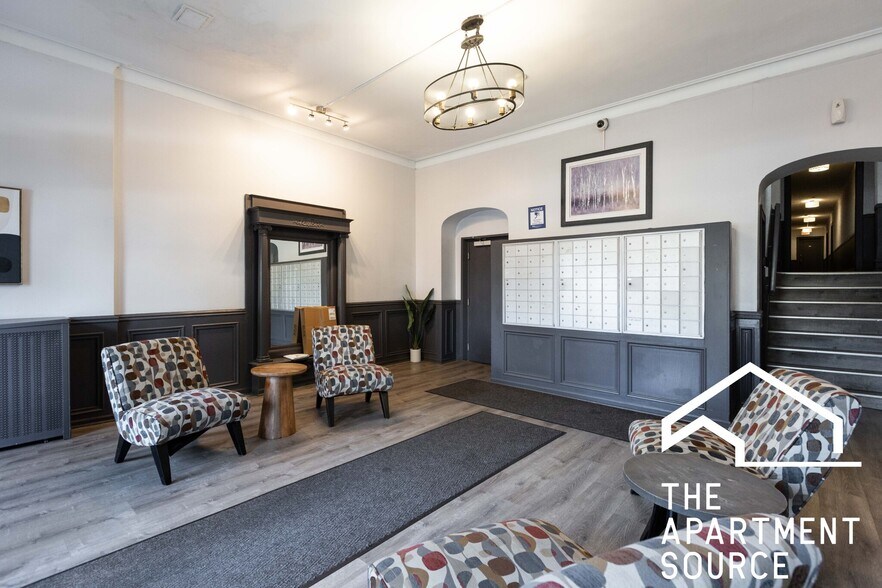 Building Photo - 737 W Belmont Ave