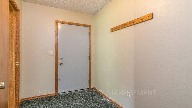 Building Photo - MULTI-LEVEL 3 BD, 2 BA HOUSE WITH FENCED IN YARD, DOUBLE ATTACHED GARAGE, SHED, MURPHY BED, 3 FAM...
