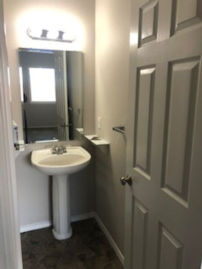 Building Photo - Charming Meridian home with 3 bed 2.5 bath and an office. Located in the Trailway Park Subdivisio...