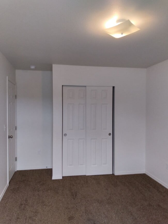 Building Photo - Charming 3-Bed Duplex with 2.5 Baths & 1600 Sq Ft - Prime Spanaway Location!