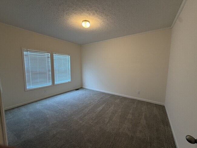 Building Photo - 1311 E Memorial Hwy