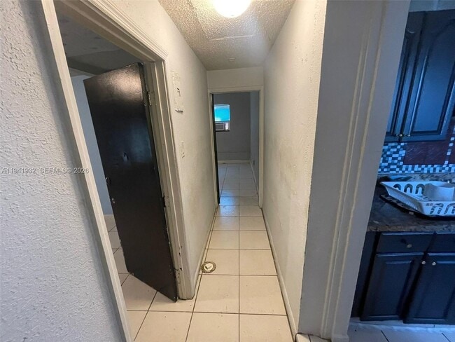 Building Photo - 1645 Lauderdale Manor Dr