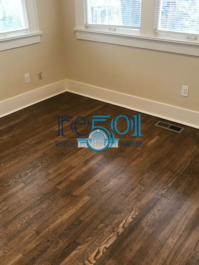 Building Photo - *New Price*  Newly Renovated Immaculate Co...