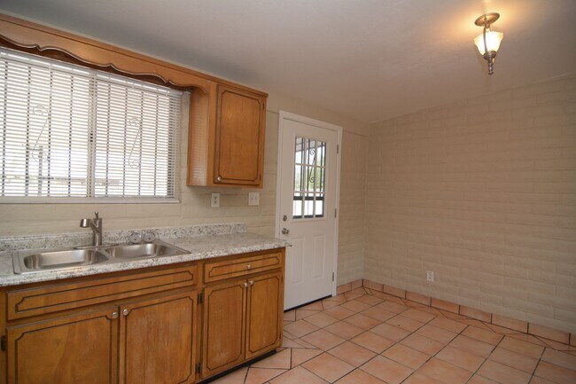 Building Photo - Charming 2 Bedroom 1 Bath Home! Great South Tucson Location!