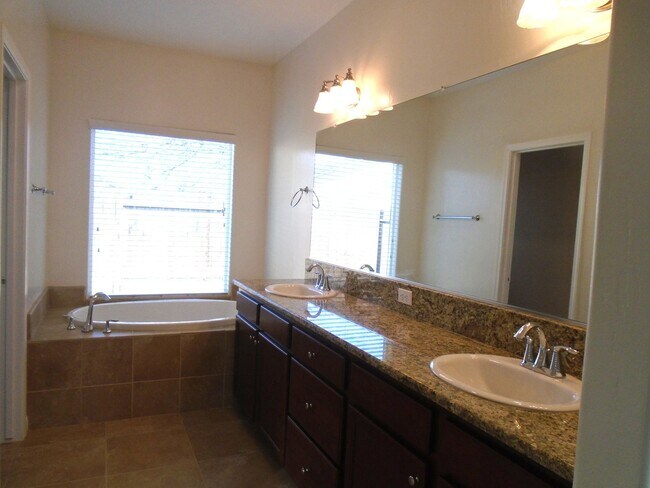 Building Photo - SOLAR......GORGEOUS---3 BEDROOMS PLUS AN OFFICE !!!