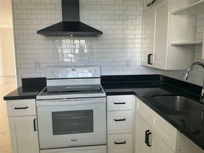 Building Photo - 501 Gardens Dr