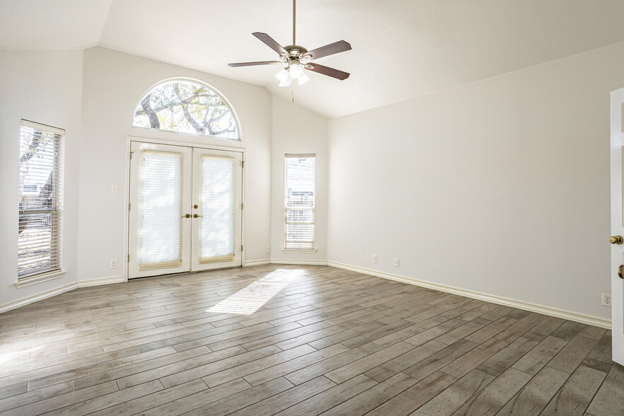 main bedroom 1 downstairs - 7318 Chimney Bluff