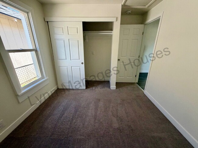 Building Photo - Updated Single Family Home with Fenced Yard