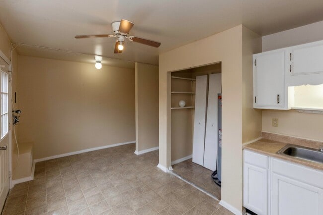 Building Photo - 3 BR TH in Olde Forge