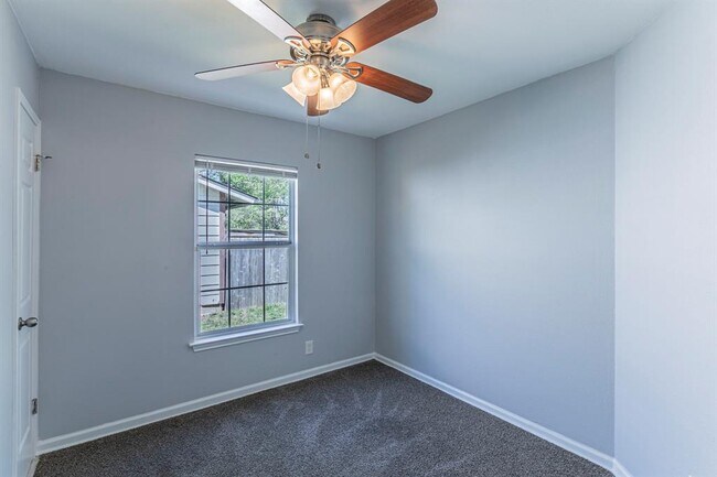 Building Photo - 9411 Valley Moss