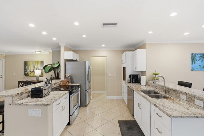 Building Photo - 660 100th Ave N