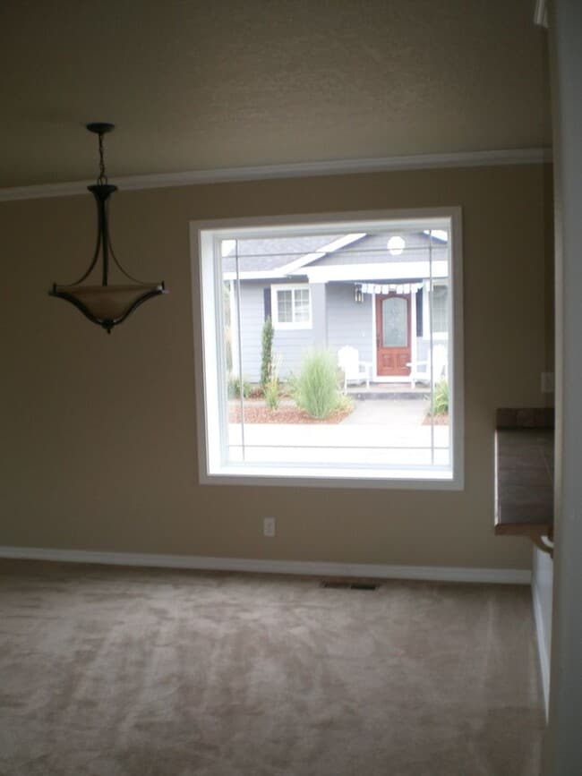 Building Photo - Spacious 3BR/ 2BA House