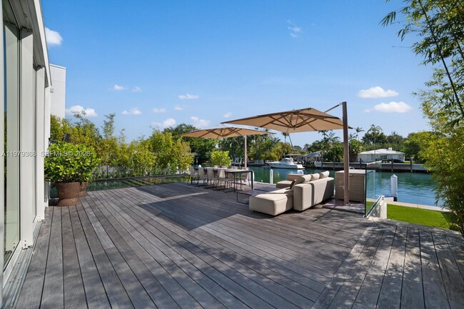 Building Photo - 1051 W 48th St