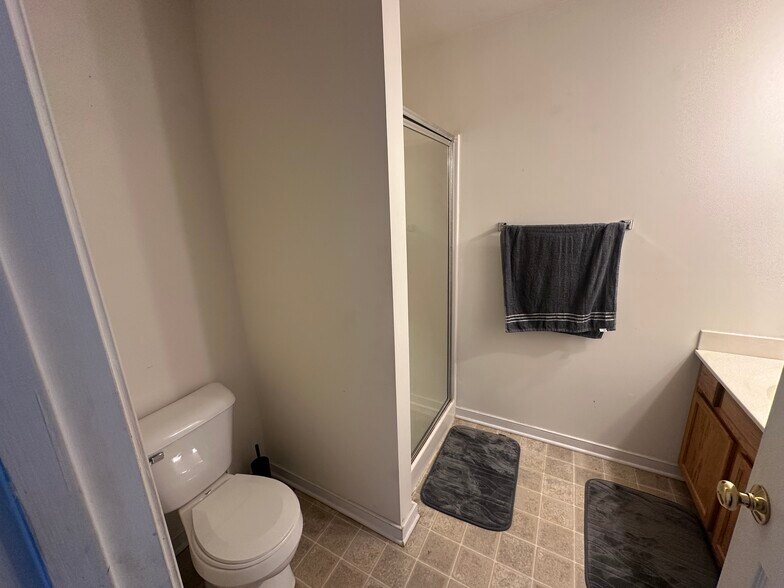 2nd Floor Bathroom - 4073 Trisha Trl
