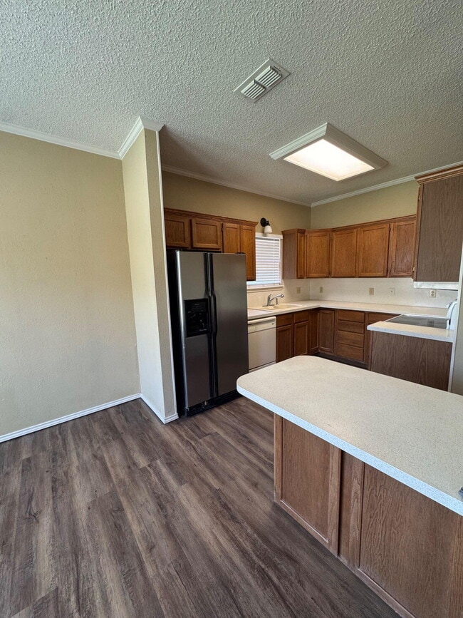 Building Photo - 6118 8th Dr