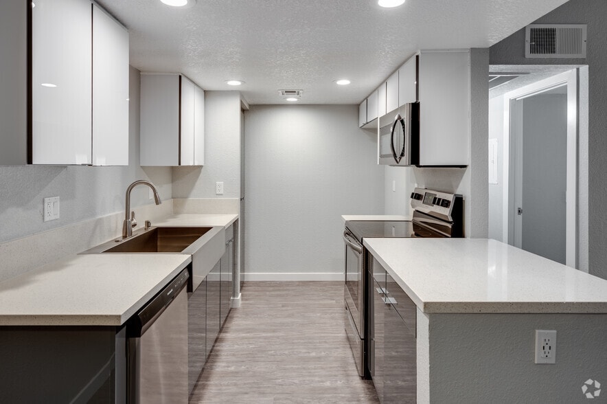 1BR, 1BA - 694SF - The 3900 Apartments