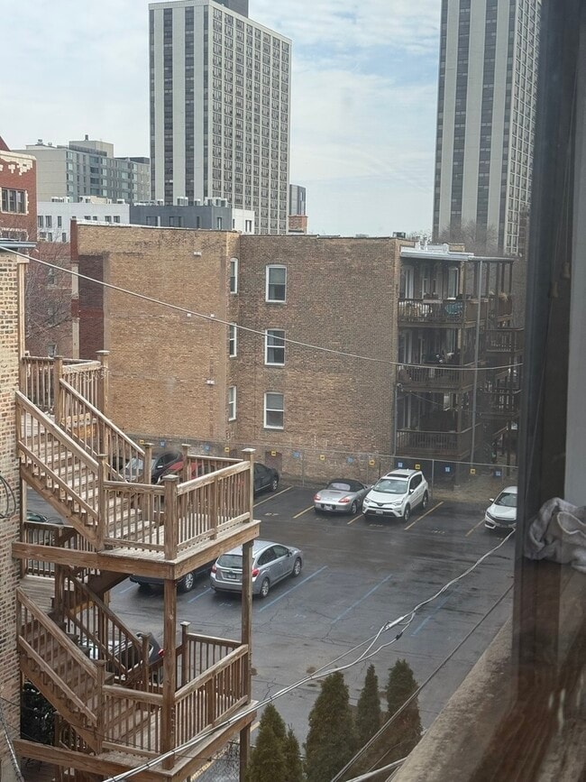 Building Photo - 928 W Sunnyside Ave