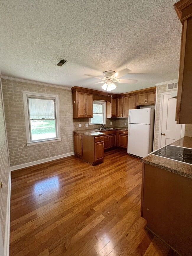 Building Photo - SEE IT NOW: Cozy 2-Bed, 1-Bath Ranch in Qu...
