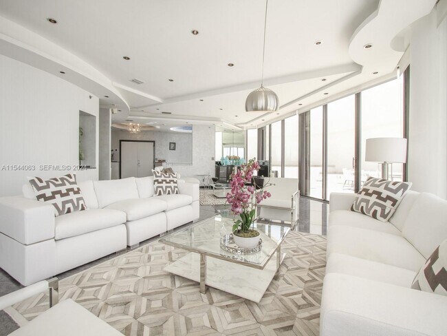 Building Photo - 2000 Island Blvd