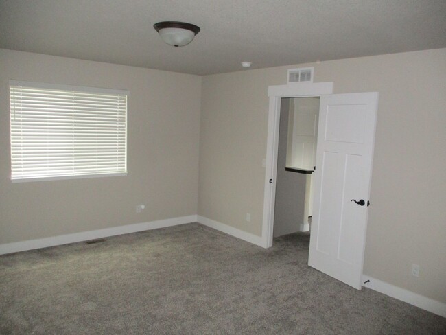 Building Photo - Beautiful 3 Bedroom, 2.5 Bath 2 Story Town...