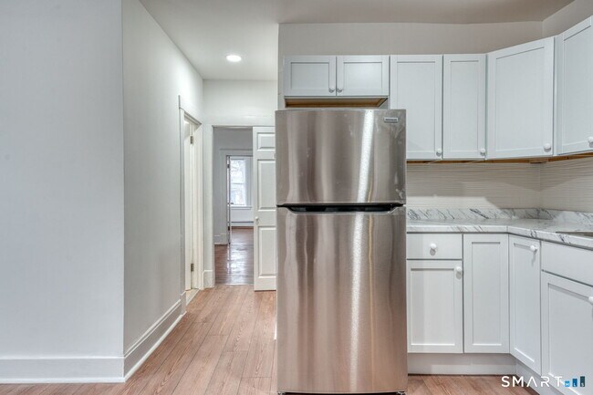 Building Photo - 152 Oak St