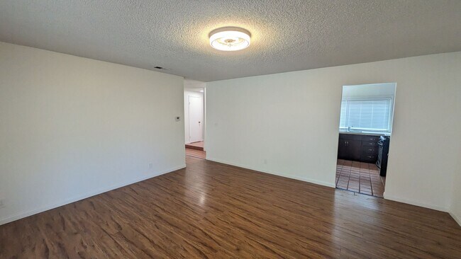 Building Photo - Move In Special!!!   Refreshed Single Level Home