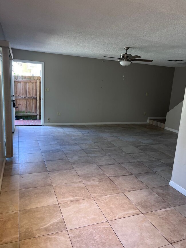 Building Photo - 2 Story Condo. Lovely 2 bed/1.5 bath condo