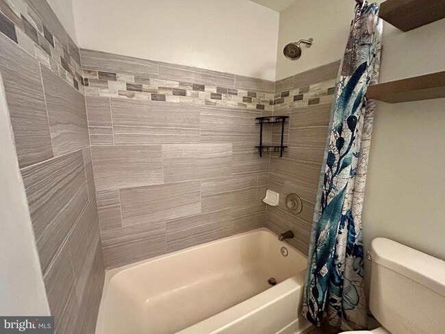 Building Photo - 904B Oliphant Ln