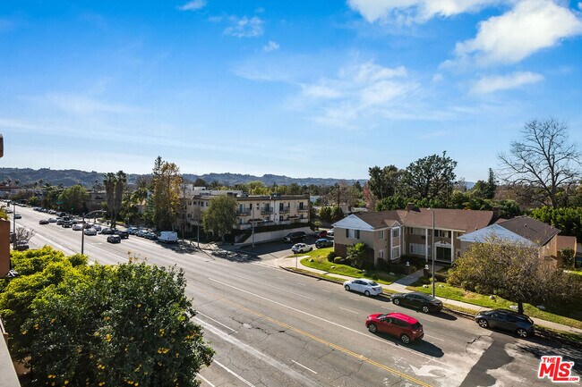 Building Photo - 5042 Laurel Canyon Blvd