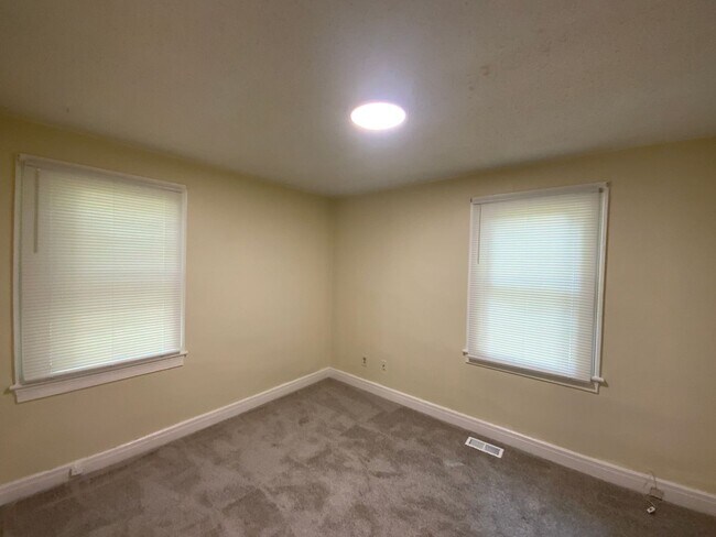 Building Photo - Charming 4 bd, 2 bth with 2 room Master Suite